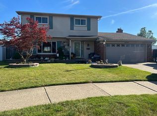 26743 Kingswood Dr, Dearborn Heights, MI 48127