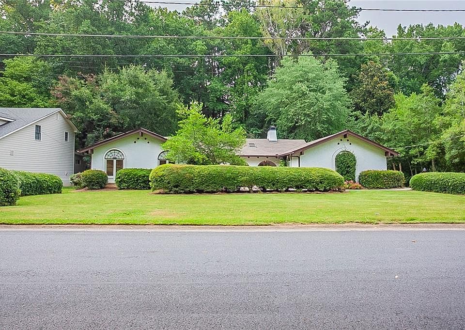1st image of 2844 Guinevere Dr NE