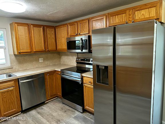 3rd image of 234 CANIS Street W