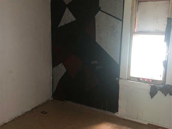4th image of 709 Athol St
