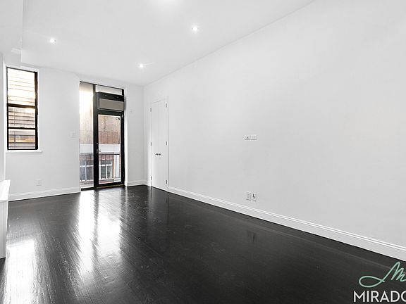 4th image of 10 E 13th St Ph C
