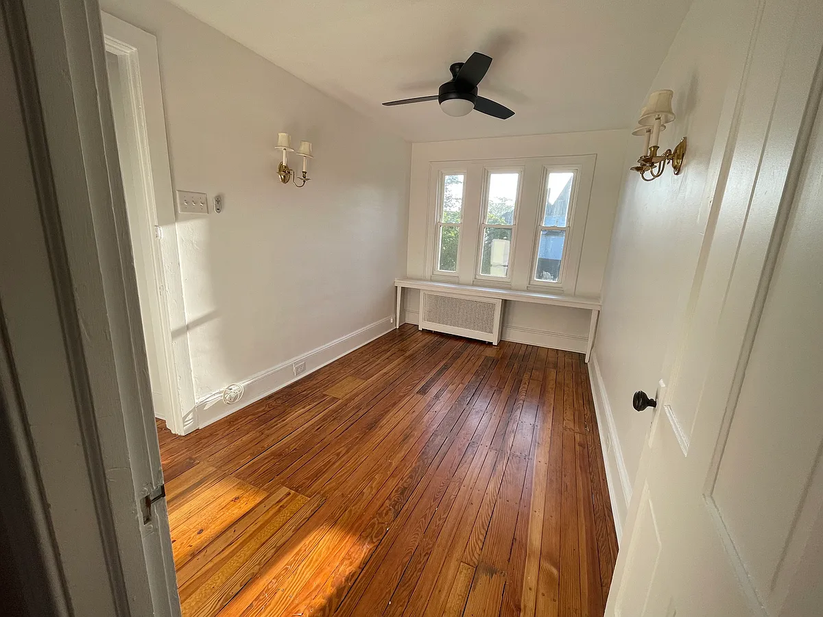 Building Photo - 102 Grayling Ave #3