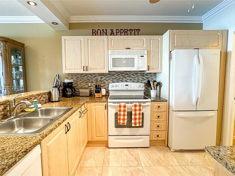 18100 N Bay Rd #1106 — Photo 4