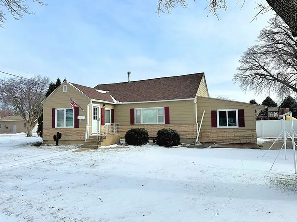 1802 Pleasant St, Emmetsburg, IA 50536