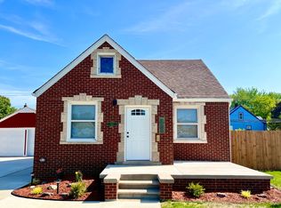 521 Sibley St, Trenton, MI 48183