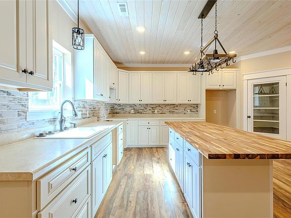 4th image of 128 Briar Wood Pl
