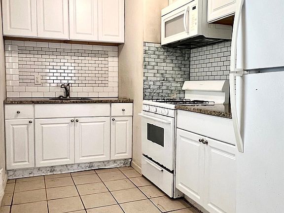 3rd image of 1656 N Thompson Drive