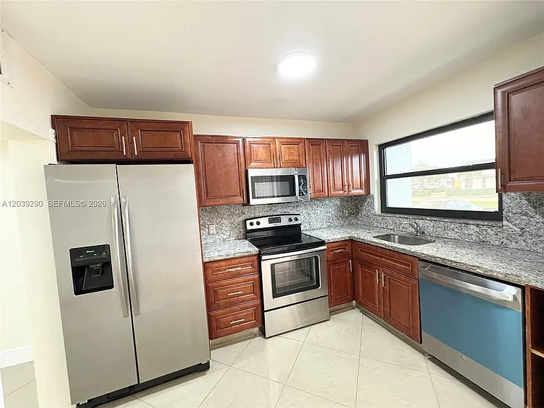 1606 NW 90th Way #1606 — Photo 4