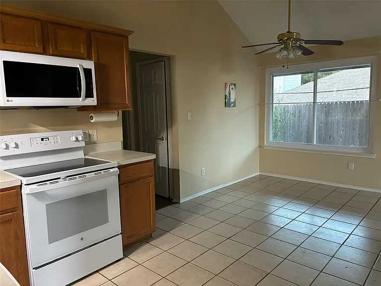 1210 Hidden Oaks Dr — Photo 10