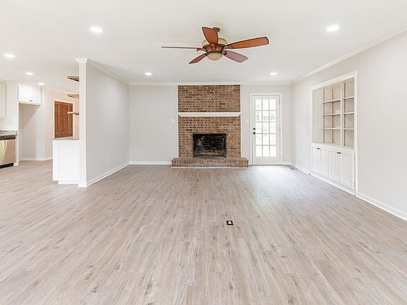 3rd image of 2102 Oakdale Dr