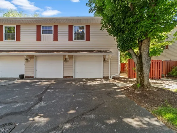 8713 Fox Rest Dr, Brecksville, OH 44141