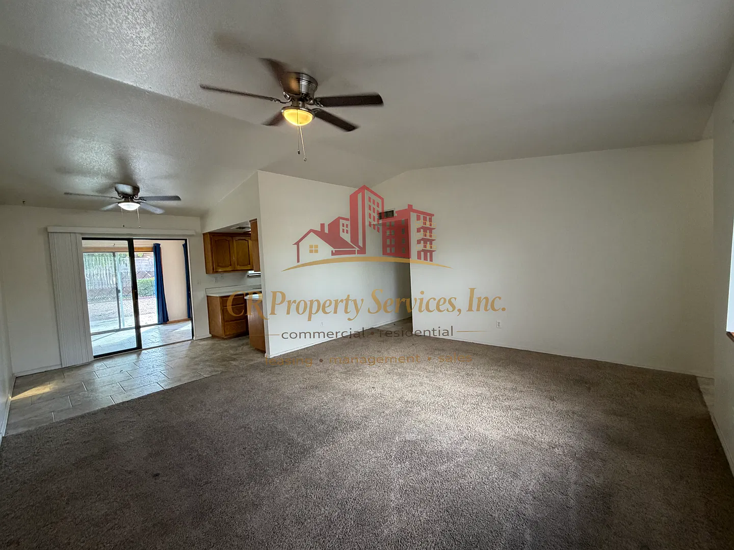Lilght and Bright 2+2! Ideally located! — Photo 3
