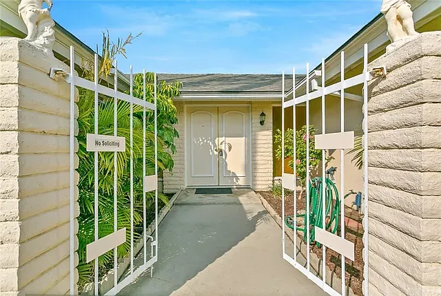 1054 Rolling Hills Dr — Photo 2