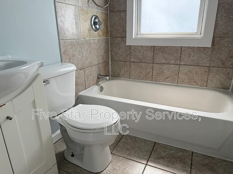 1028 W Iles Ave — Photo 14