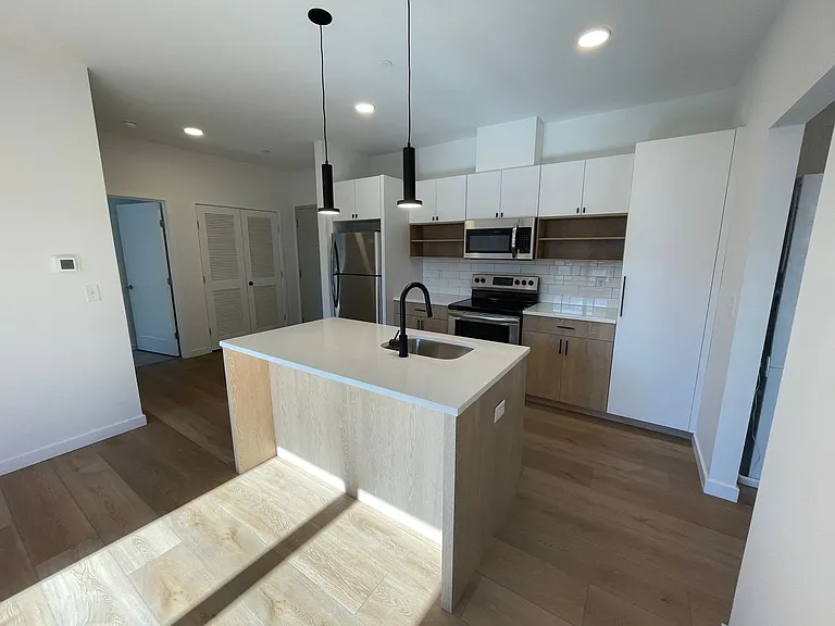 104 Howe St — Photo 81