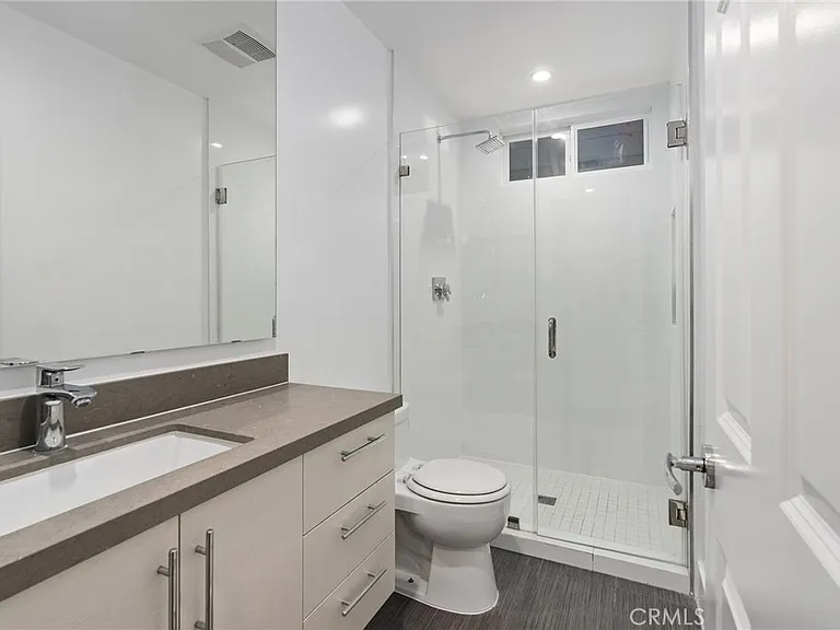 22904 Calvert St — Photo 40
