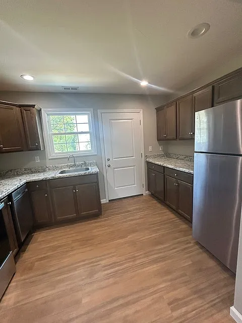 2 bed, 1000 sqft, $1,100 — Photo 3