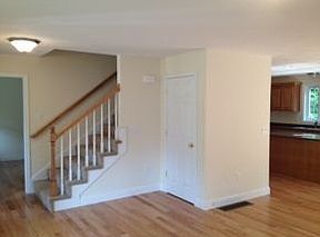 4th image of 13 Whiting Ln