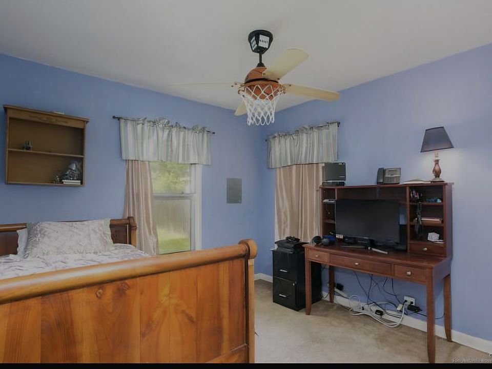1st image of 927 Glamis Ave