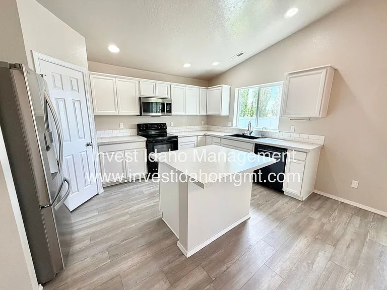 1441 W Sahara Dr — Photo 2