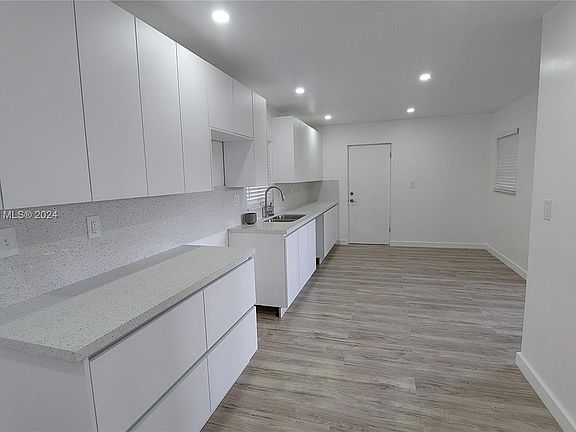 3rd image of 19905 NE 10th Place Way