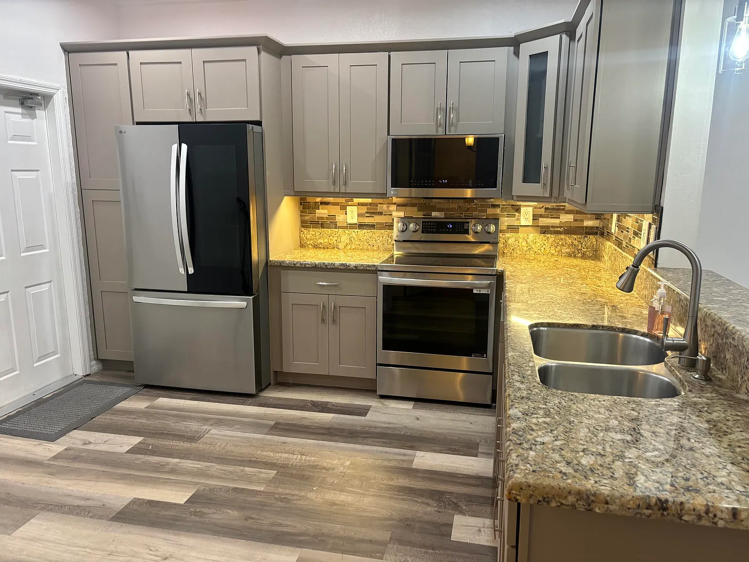 4 bed, 2.5 bath, 2068 sqft, $3,850 — Photo 4