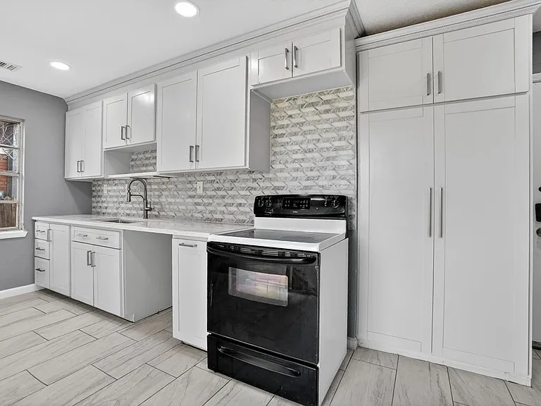 4427 Leddy Dr — Photo 12
