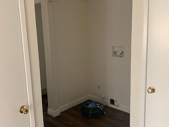 2nd image of 1601 E Oak Hill Ct
