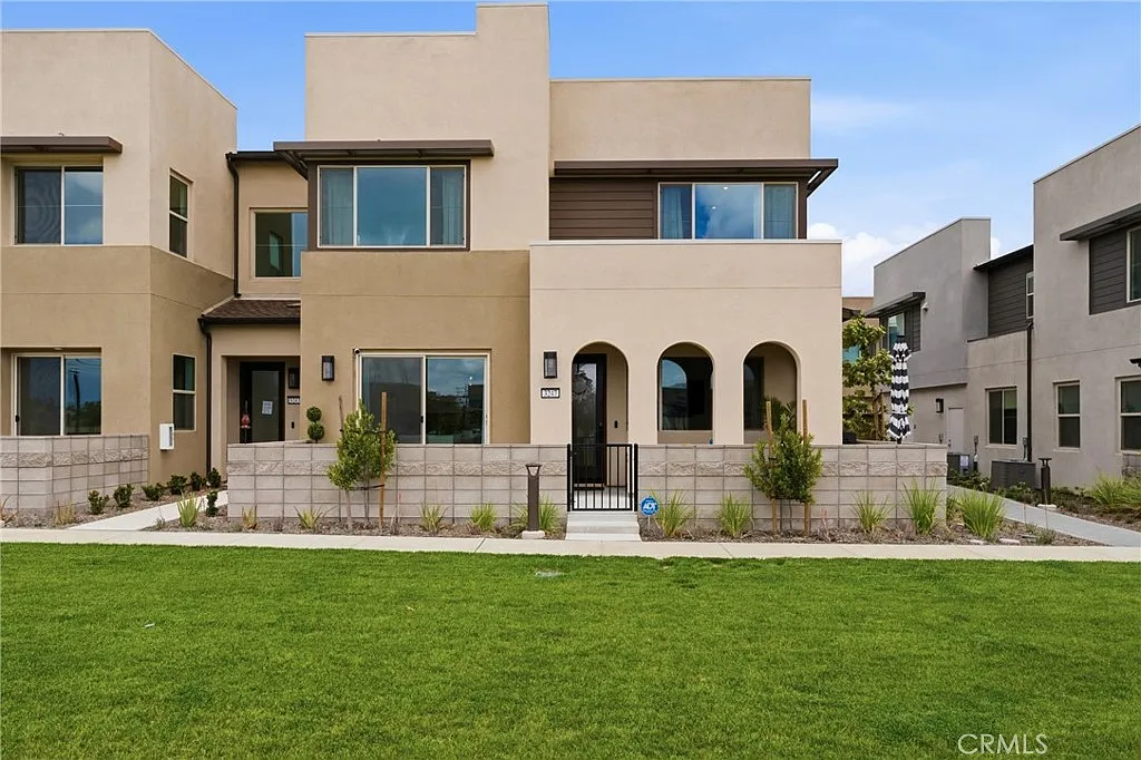 3 bed, 3.0 bath, 1610 sqft, $4,000 — Photo 2