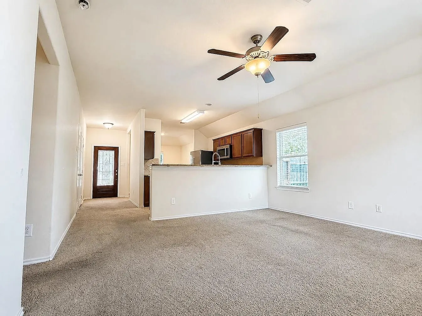 3 bed, 1125 sqft, $2,564 — Photo 2