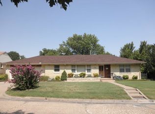 1722 E 8th Ave, Winfield, KS 67156