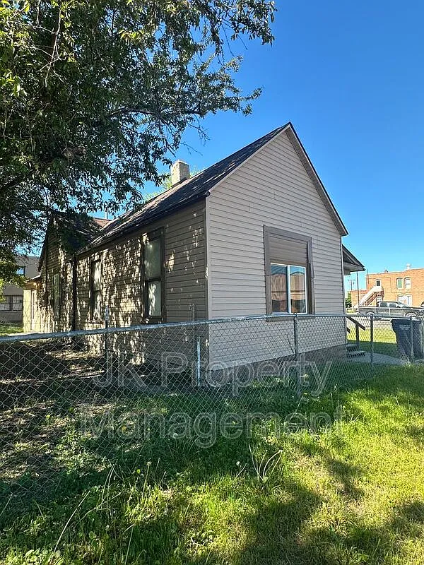 2 bed, 1.0 bath, 1000 sqft, $1,000 — Photo 1