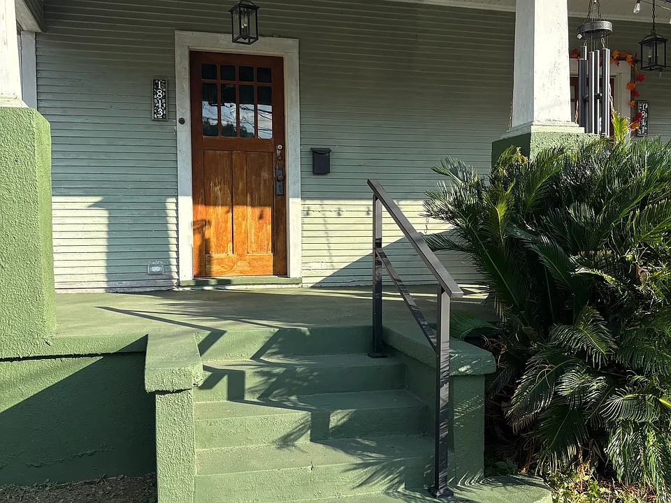 1813 Lowerline St