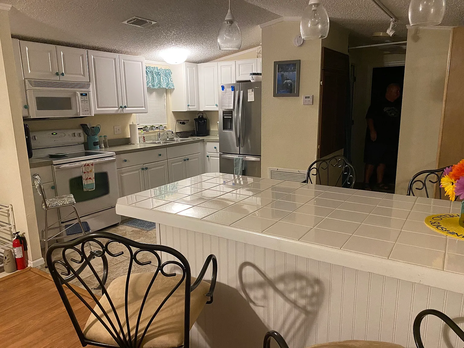2 bed, 2.0 bath, 896 sqft, $1,600 — Photo 3