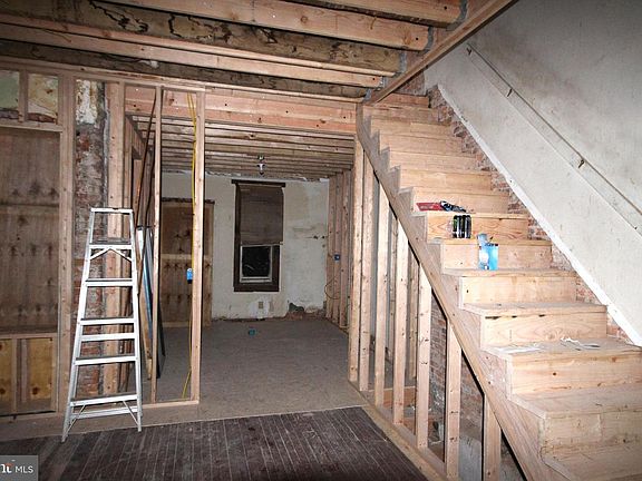 5th image of 835 N Hutton St
