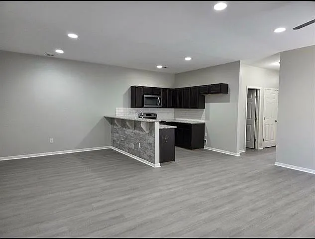 3 bed, 1250 sqft, $1,450 — Photo 2
