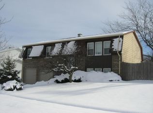 3901 Whispering Trails Dr, Hoffman Estates, IL 60192