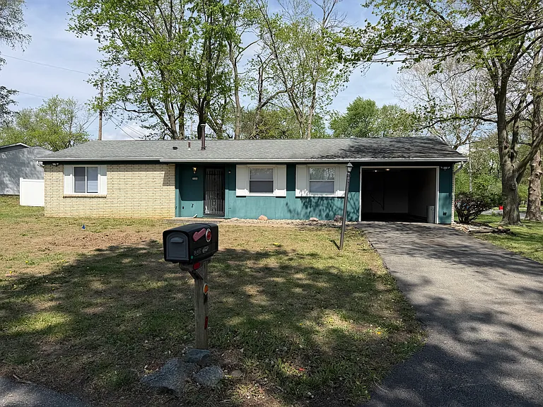 2504 Campbell Dr — Photo 2
