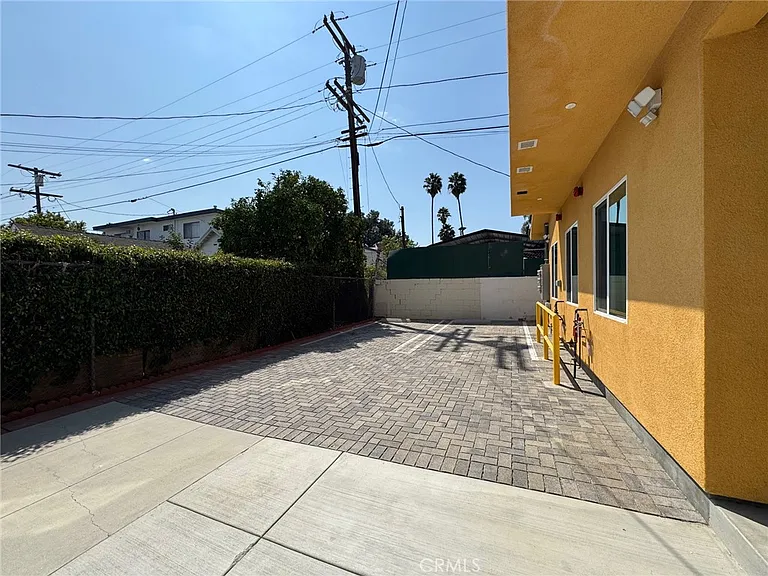 209 1/2 N Serrano Ave — Photo 19