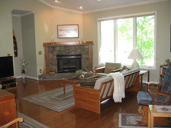 3rd image of 124 Glenwood Dr #J2