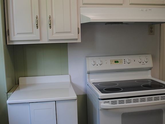 3rd image of 417 Queen St