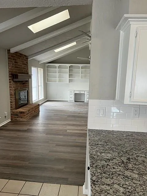 3 bed, 2.0 bath, 2082 sqft, $2,300 — Photo 2