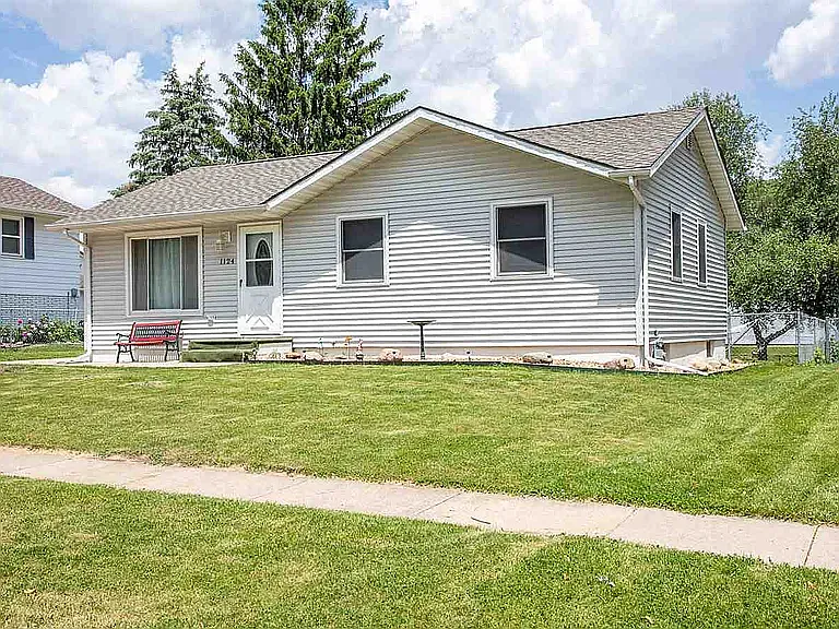 1124 Lilac Ln — Photo 3