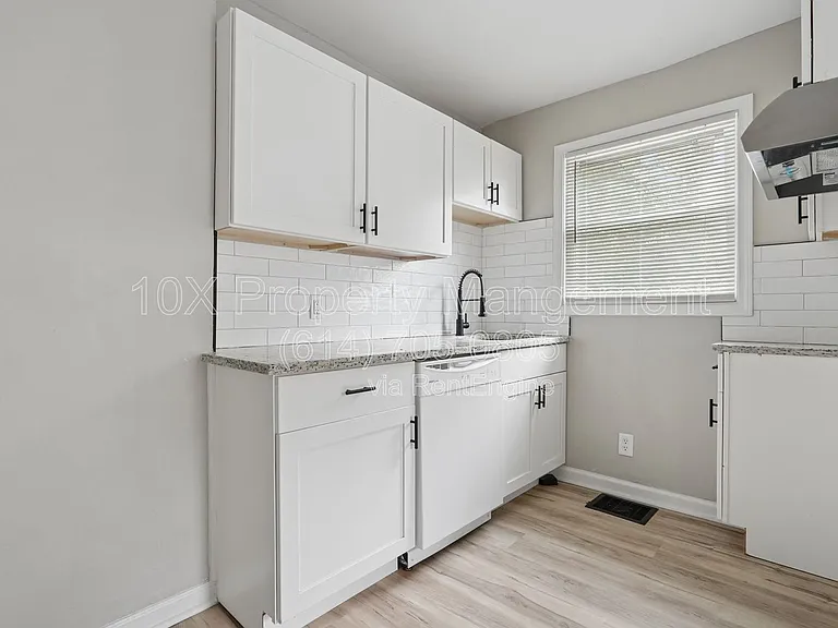 782 Whitethorne Ave — Photo 9