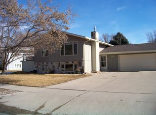 1213 Portland Dr, Bismarck, ND 58504