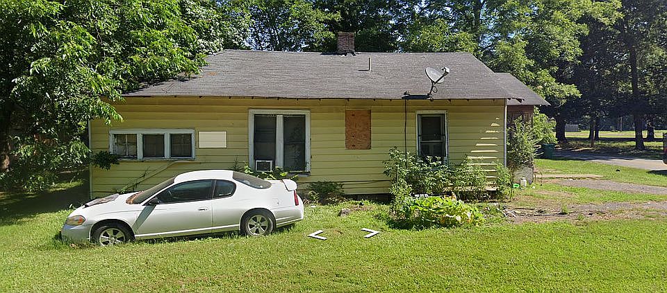 2nd image of 2220 S Pine St