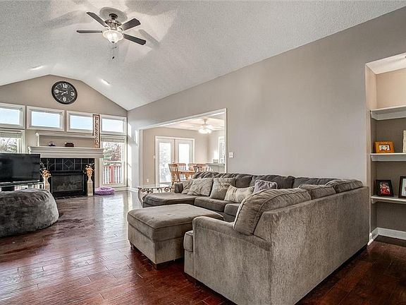 4th image of 833 SW Bishop Ct