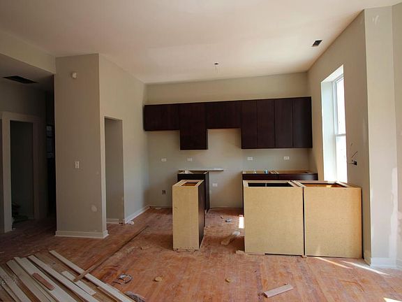 2nd image of 3254 N Ravenswood Ave