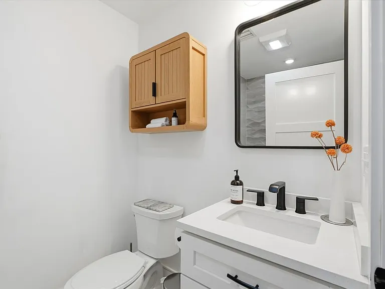 613 E 6th St #3 — Photo 17