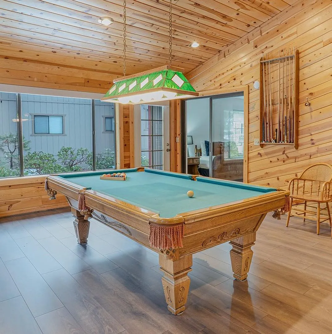 Ski Lease "Kingswood Manor" Spacious 4-Bedroom Tahoe Vista Retreat With Game Room — Photo 1